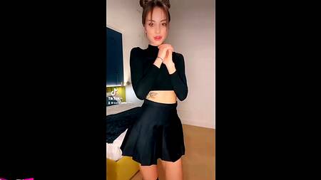 Красивая телка дала себя страстно трахнуть и кончить ей в ротик