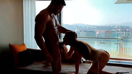 Мощный качок страстно оттрахал стройняшку с изумительной растяжкой