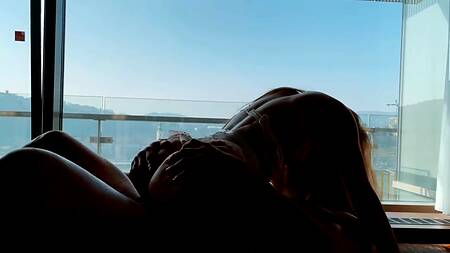 Мощный качок страстно оттрахал стройняшку с изумительной растяжкой