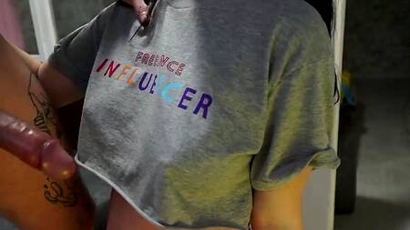 Кончил на грудь русской нимфе с множеством татуировок