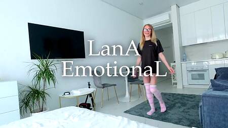 Стройная краля раздвинула ягодицы и приняла член в попу