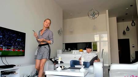 Знойная официантка вместо сдачи дала узенькую киску