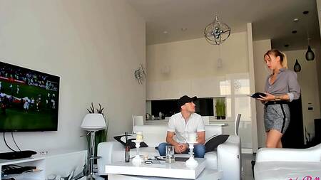 Знойная официантка вместо сдачи дала узенькую киску