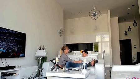 Знойная официантка вместо сдачи дала узенькую киску