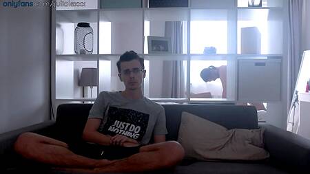 Русский самец пялит девушку своего друга прямо у него за спиной