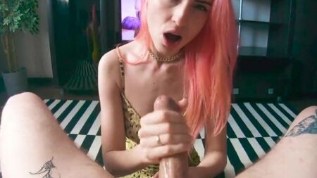 Выставил член и получил головокружительный минет с окончанием в рот