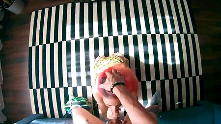 Выставил член и получил головокружительный минет с окончанием в рот