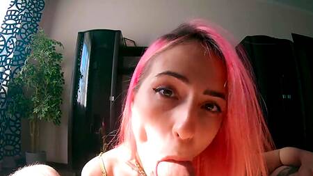 Выставил член и получил головокружительный минет с окончанием в рот