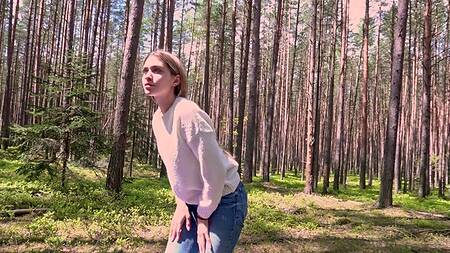 Чувак сношает на природе стройную девочку с очень красивой попкой