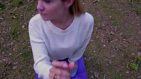 Чувак сношает на природе стройную девочку с очень красивой попкой