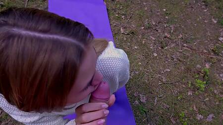 Чувак сношает на природе стройную девочку с очень красивой попкой