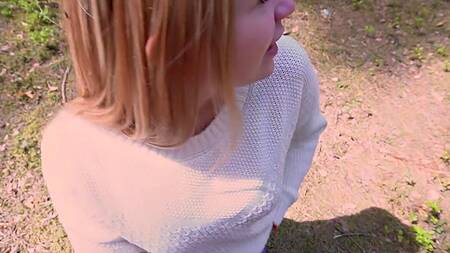Чувак сношает на природе стройную девочку с очень красивой попкой
