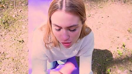 Чувак сношает на природе стройную девочку с очень красивой попкой