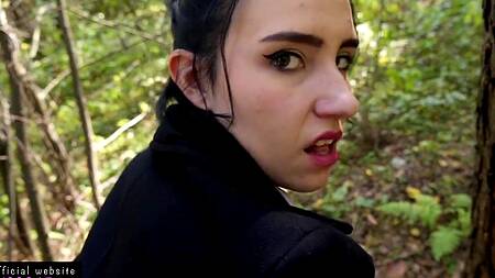 Запикапил в парке русскую сучку и страстно отодрал в ближайших кустах