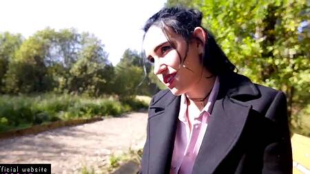 Запикапил в парке русскую сучку и страстно отодрал в ближайших кустах