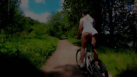 Отсосала и отдалась прямо на берегу озера