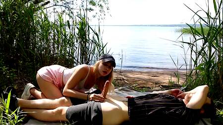 Отсосала и отдалась прямо на берегу озера