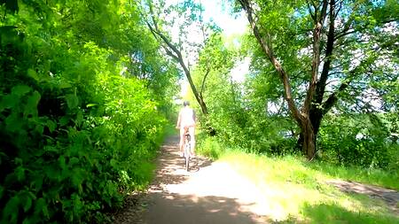 Отсосала и отдалась прямо на берегу озера