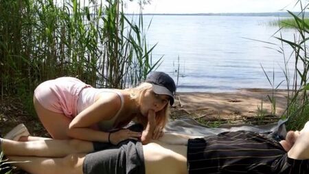 Отсосала и отдалась прямо на берегу озера