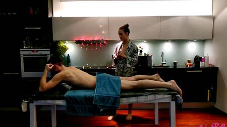 Парочка на кухне устроила массаж который плавно перешёл в трах с массажным маслом