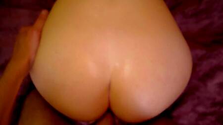 Жопастая обмазалась массажным маслом и попросила  парня отжарить её по новому