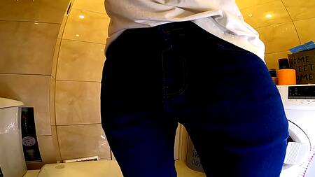 Очень мощно заглатывает член, королевский минет!