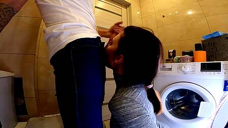 Очень мощно заглатывает член, королевский минет!