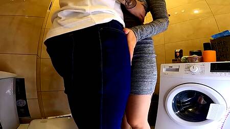 Очень мощно заглатывает член, королевский минет!