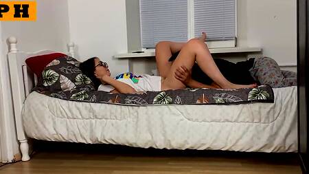 Поругалась с парнем? Не беда, куни сделает сосед по общаге!