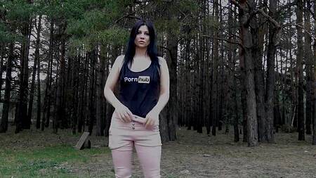 Говорит пошлости и показывает свою раздолбанную дырку.