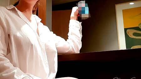 Парень доит свою девушку выживая из ее сисек струйки молока