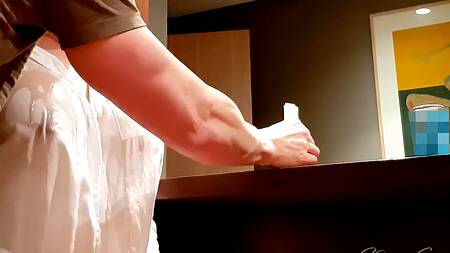 Парень доит свою девушку выживая из ее сисек струйки молока