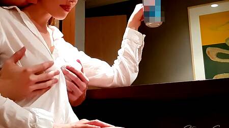 Парень доит свою девушку выживая из ее сисек струйки молока