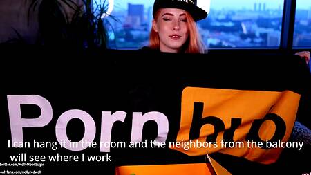 Рыжеволосая краля показывает мастерство орального секса