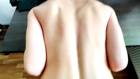 Офисная нимфоманка скачет на члене босса и получает кайф