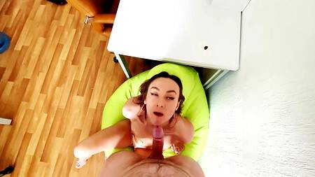 Офисная нимфоманка скачет на члене босса и получает кайф