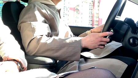 Прямо в примерочной чувак в пальто пялит раком знойную девчонку