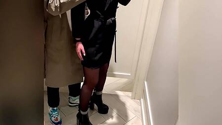 Прямо в примерочной чувак в пальто пялит раком знойную девчонку