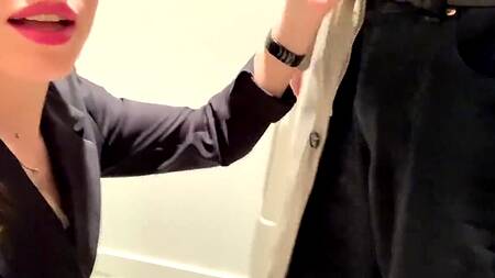 Прямо в примерочной чувак в пальто пялит раком знойную девчонку