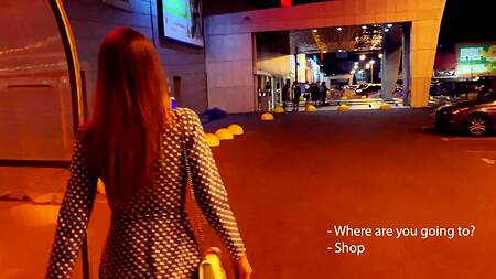 Малышка отсосала за шмотки в примерочной и слизала с зеркала сперму