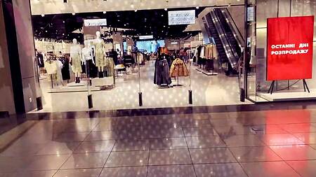 Малышка отсосала за шмотки в примерочной и слизала с зеркала сперму