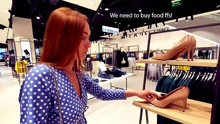 Малышка отсосала за шмотки в примерочной и слизала с зеркала сперму