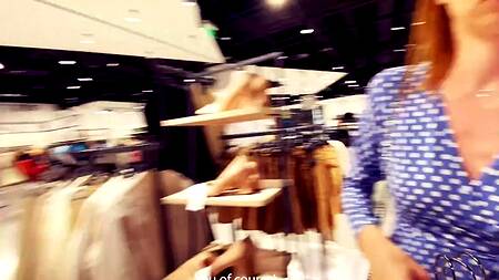 Малышка отсосала за шмотки в примерочной и слизала с зеркала сперму