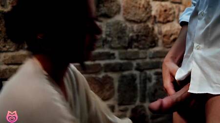 Официант доводит до экстаза пышногрудую брюнетку большим членом