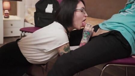 Страстный секс на работе с офисной красавицей в черных чулках