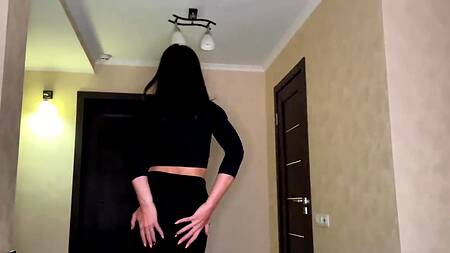 Станцевала возбуждающий стриптиз и сразу на крепкий хуй парня