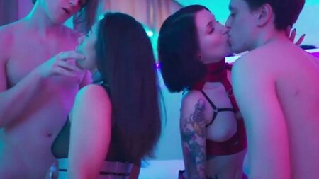 Улётная русская групповуха с развратными сучками и молодыми парнями