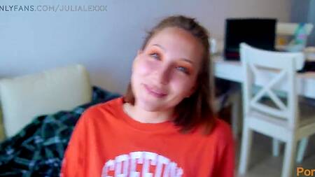 Кончил девушке в киску и посмотрел как от туда вытекает сперма