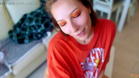 Кончил девушке в киску и посмотрел как от туда вытекает сперма