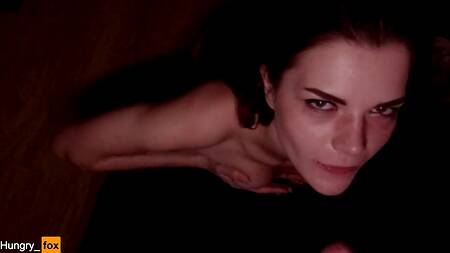 Горячая нимфа исполняет виртуозный минет от первого лица